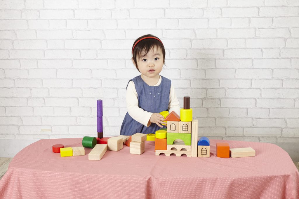 小さな頃からずっと長く使える木のおもちゃ、「積み木」