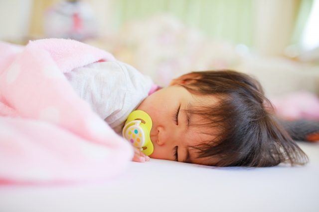 お昼寝する子ども