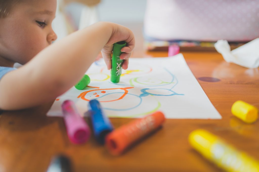 お絵かきする子ども