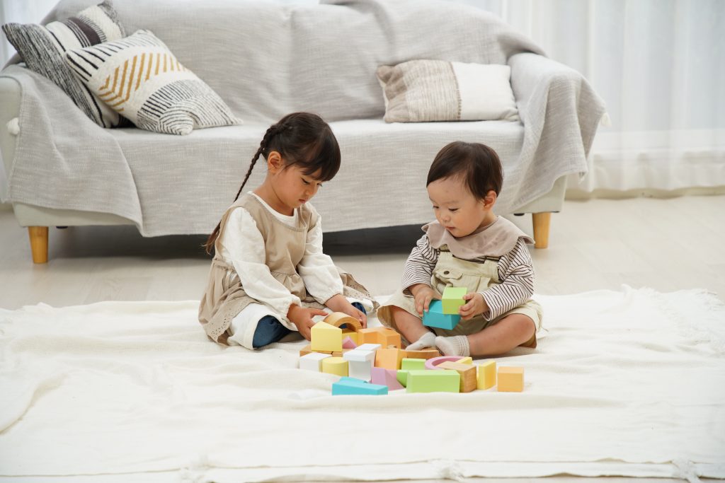 積み木で遊ぶ子供